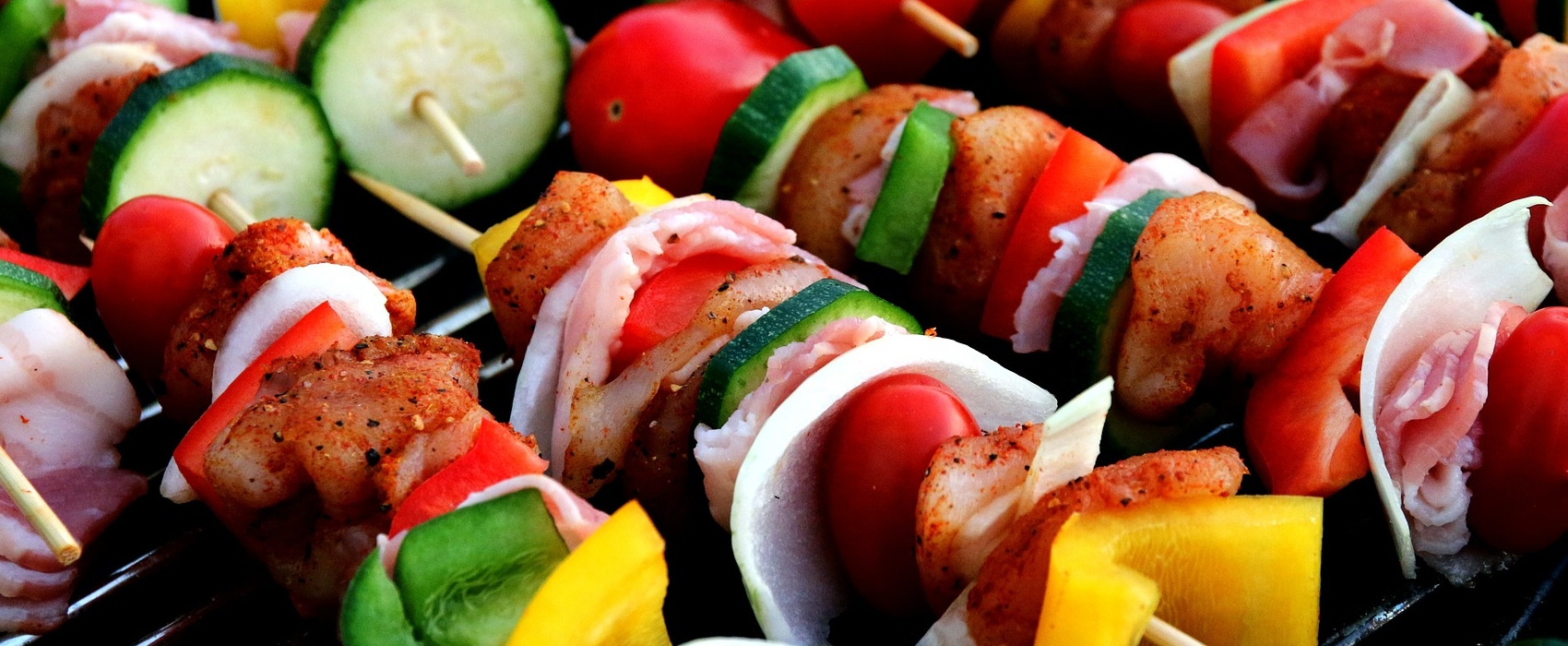 Le secret pour bien cuire des brochettes au barbecue. © Pixabay
